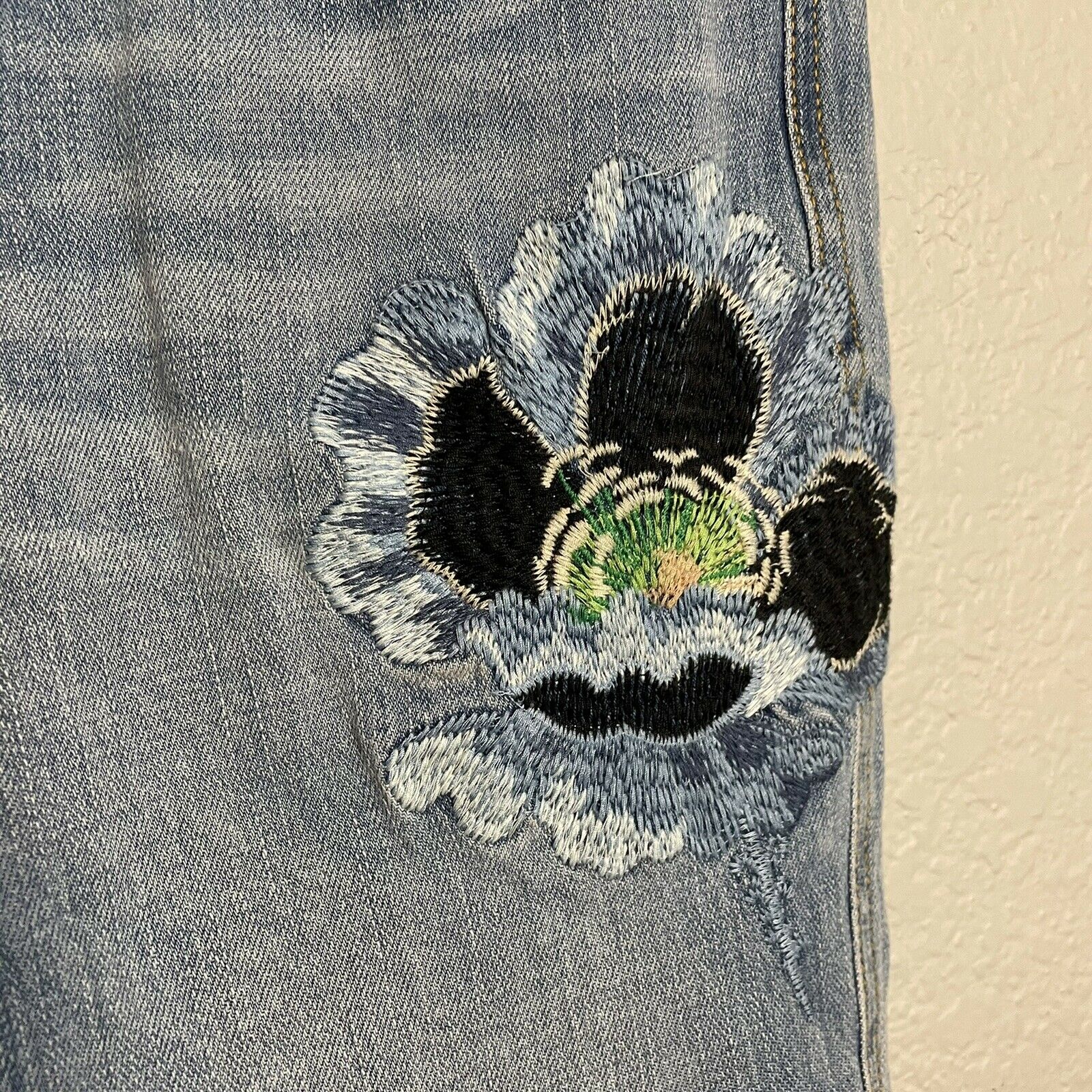 Floral Embroidered Cropped Jeans